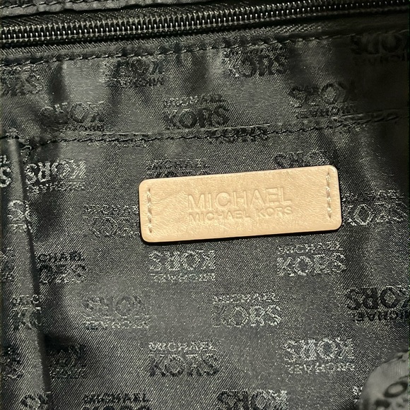 Michael Kors Black and tan zippered handbag - Picture 6 of 13